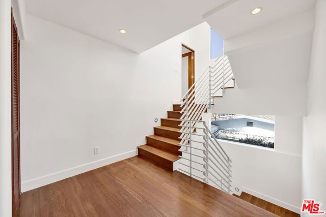 2336 Boone Avenue, Venice CA: https://media.crmls.org/mediaz/bb67ca22-2b39-482a-9904-c73cd336c502.jpg