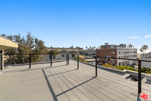 25 Brooks Avenue, Venice CA: https://media.crmls.org/mediaz/bb685975-6c0a-49ef-93f4-90b6b9698e0f.jpg