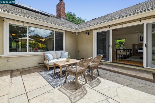 1450 Finley Ln, Alamo CA: https://media.crmls.org/mediaz/bb68632b-cf9f-4b42-8003-364d81bda7eb.jpg
