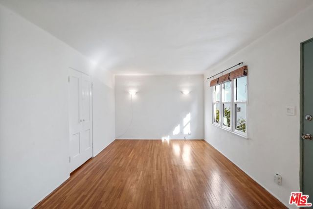 1027 12th Street, Santa Monica CA: https://media.crmls.org/mediaz/bb68e0f0-32a8-4c0c-a3f5-89b2bc0fb581.jpg