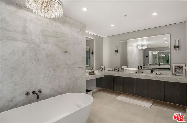 10490 Wilshire Boulevard, Los Angeles CA: https://media.crmls.org/mediaz/bb699eb4-ac11-4cc1-b1f6-fd6e7ac3e440.jpg