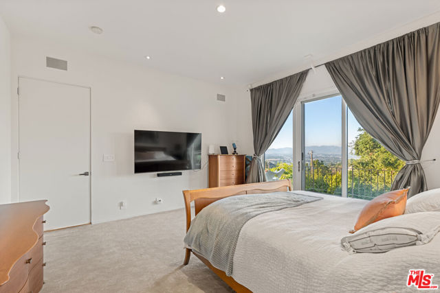 3340 Scadlock Lane, Sherman Oaks CA: https://media.crmls.org/mediaz/bb69dbf9-8db9-4e84-bf61-1e49e3b9d9e6.jpg