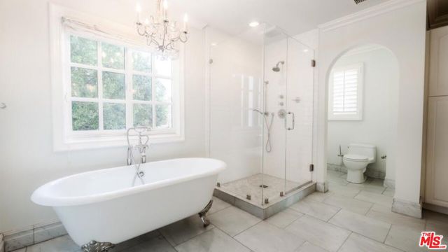 10900 Terryview Drive, Studio City CA: https://media.crmls.org/mediaz/bb69fb1d-f438-45f4-8564-7da2902b8afa.jpg