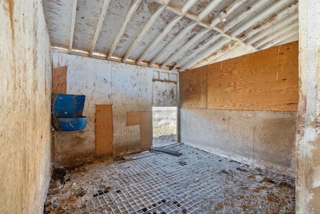 20101 Panoche Road, Paicines CA: https://media.crmls.org/mediaz/bb6b24d1-7cff-44cc-af8b-6d8c6b2dc0de.jpg