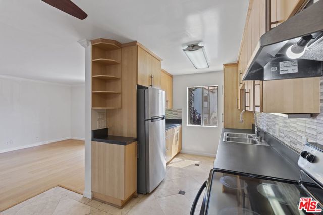 1033 6TH Street, Santa Monica CA: https://media.crmls.org/mediaz/bb6bdc3f-d4e6-4b86-8ceb-37b846786b88.jpg