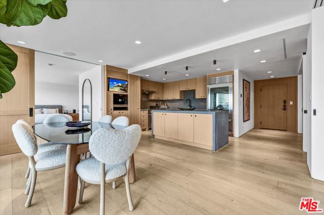 999 N Doheny Drive, West Hollywood CA: https://media.crmls.org/mediaz/bb6cbb3f-2632-4d80-9fba-ca8369af1620.jpg