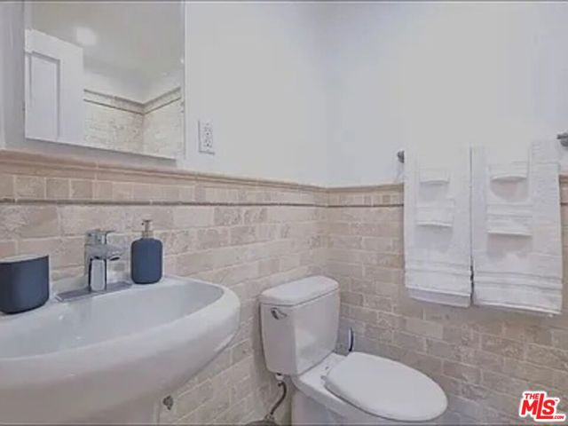 1028 12th Street, Santa Monica CA: https://media.crmls.org/mediaz/bb6cda28-d297-423e-a1c3-8be57164a628.jpg