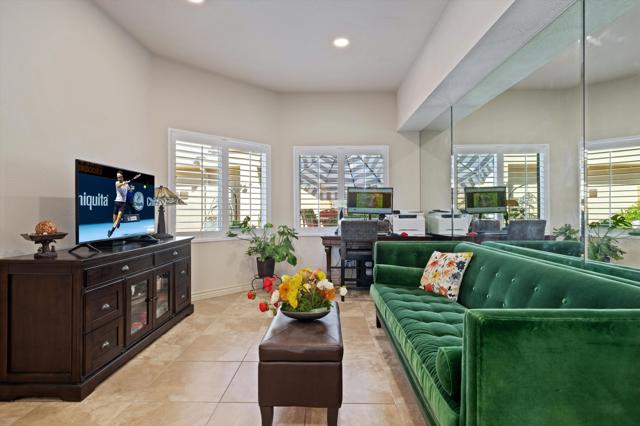 54121 Oakhill, La Quinta CA: https://media.crmls.org/mediaz/bb6cf3b0-3857-4df3-bb5d-1bc963c0e761.jpg