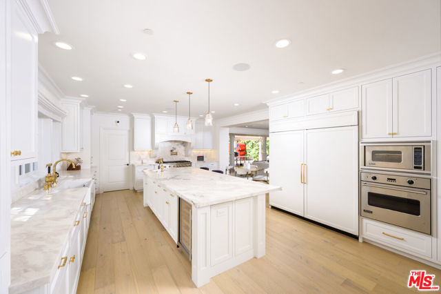 9885 Carmelita Avenue, Beverly Hills CA: https://media.crmls.org/mediaz/bb6d159c-4b5f-498a-8f89-3629335f09e0.jpg