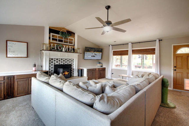 1225 Crestwood Drive, Big Bear CA: https://media.crmls.org/mediaz/bb6d597f-4936-4a2f-9b61-36f830d2553b.jpg