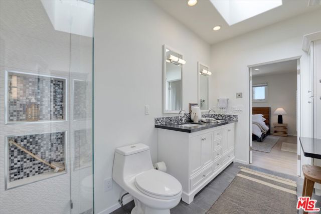 833 17th Street, Santa Monica CA: https://media.crmls.org/mediaz/bb6e94a1-77fc-474d-b6d3-57e61f77798a.jpg
