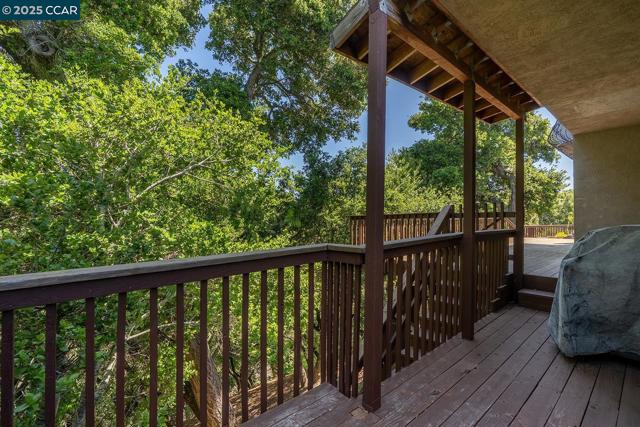 6082 Slopeview Ct, Castro Valley CA: https://media.crmls.org/mediaz/bb70998a-aba0-4705-9d25-a1dc41a30d97.jpg