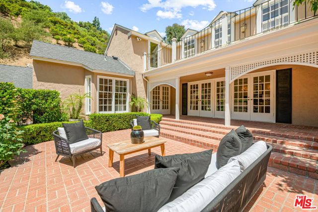 1376 San Ysidro Drive, Beverly Hills CA: https://media.crmls.org/mediaz/bb70ce85-d516-4804-bc65-0f6570b22811.jpg