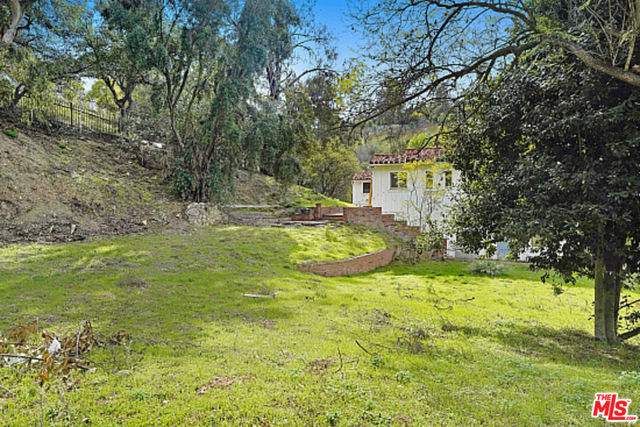 3351 Coldwater Canyon Avenue, Los Angeles CA: https://media.crmls.org/mediaz/bb70f828-80be-4685-9c25-d3507dd063ee.jpg