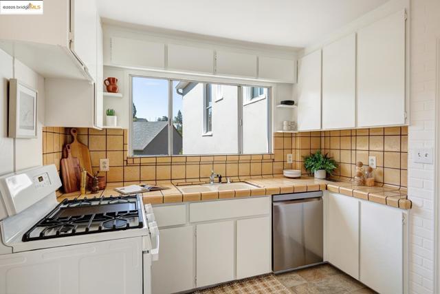 6753 Manor Crest, Oakland CA: https://media.crmls.org/mediaz/bb7156f5-4b83-488a-837e-9f0ef10a520a.jpg