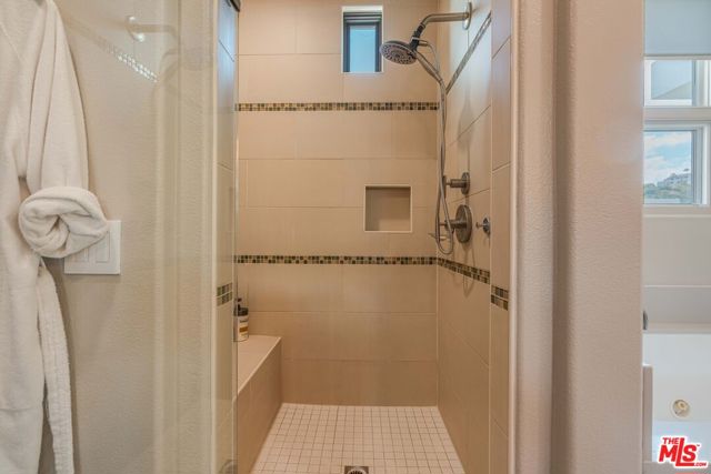 13042 W North Icon Circle, Playa Vista CA: https://media.crmls.org/mediaz/bb7173f3-7657-4718-84ed-965288ed42fa.jpg