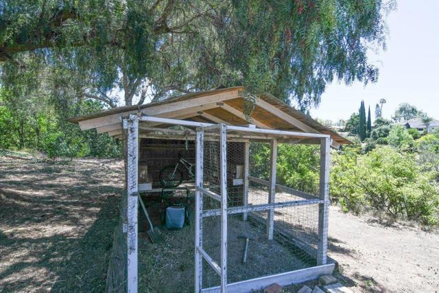 3096 Coral Tree Lane, Fallbrook CA: https://media.crmls.org/mediaz/bb7189b4-ed6f-4b54-af1b-4ba8f8e5340c.jpg