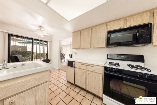 68541 Calle Alcazar, Cathedral City CA: https://media.crmls.org/mediaz/bb719d93-f17d-43da-b1a0-6739413c888a.jpg