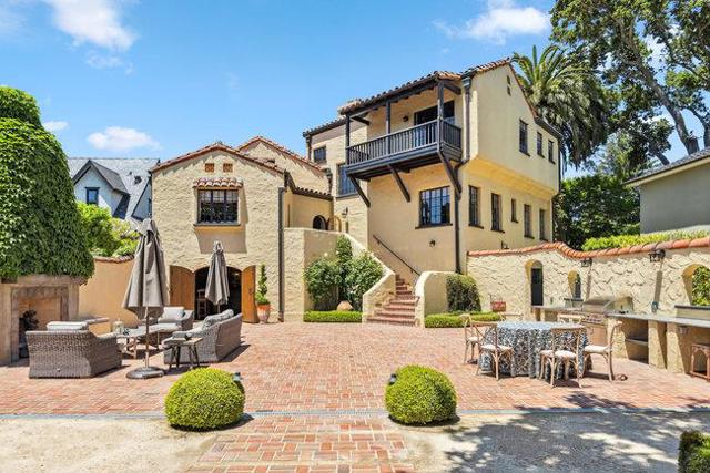2307 Easton Drive, Burlingame CA: https://media.crmls.org/mediaz/bb75d087-196a-4998-b4af-ab19376eea7b.jpg
