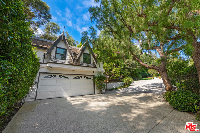 27931 Winding Way, Malibu CA: https://media.crmls.org/mediaz/bb762ce3-2978-4351-abde-0d45adac354f.jpg