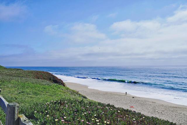 335 Grove Street, Half Moon Bay CA: https://media.crmls.org/mediaz/bb76c214-ac3b-462c-a0ce-7a22e5a74399.jpg