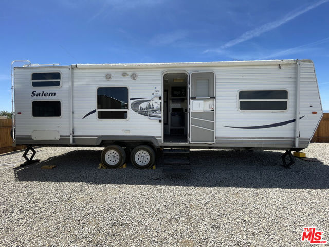 55 E Avenue D4, Lancaster CA: https://media.crmls.org/mediaz/bb770695-c6ed-45ac-a031-ba72a6afad47.jpg