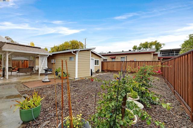 589 S M St, Livermore CA: https://media.crmls.org/mediaz/bb781989-bfd3-4f95-ab03-d3742edc52b7.jpg