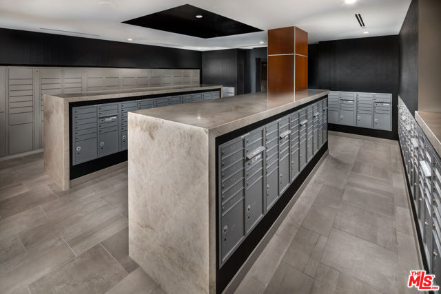 687 S Hobart Boulevard, Los Angeles CA: https://media.crmls.org/mediaz/bb788669-cefe-4819-9b71-7f581feac413.jpg