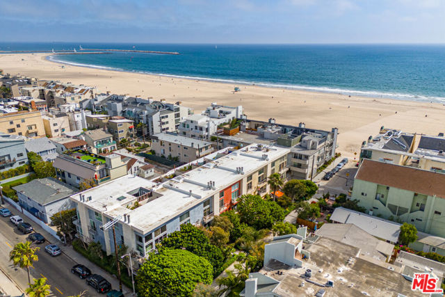 20 Ironsides Street, Marina del Rey CA: https://media.crmls.org/mediaz/bb79f2a6-c4e6-452d-b61b-3c9e4f8f2947.jpg