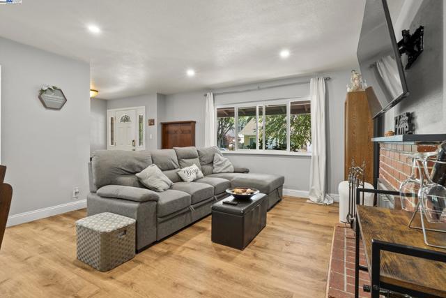 963 Getoun Dr, Concord CA: https://media.crmls.org/mediaz/bb7a0447-32c0-41e6-9801-bed699dd7899.jpg