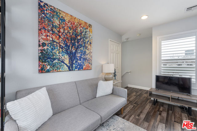 14919 Dickens Street, Sherman Oaks CA: https://media.crmls.org/mediaz/bb7b148b-4485-439e-8da0-c1684e831f2c.jpg