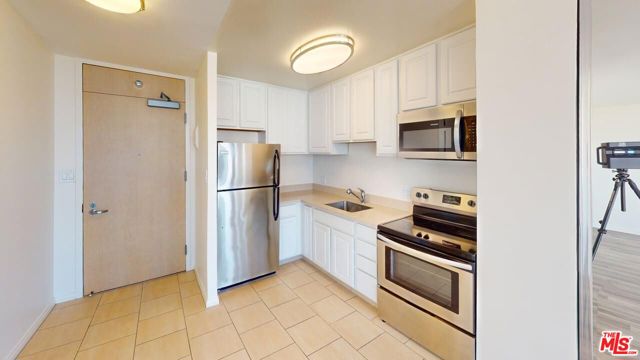 1431 Ocean Avenue, Santa Monica CA: https://media.crmls.org/mediaz/bb7bae3f-706f-42ab-9ffe-4b92c12cc2bb.jpg