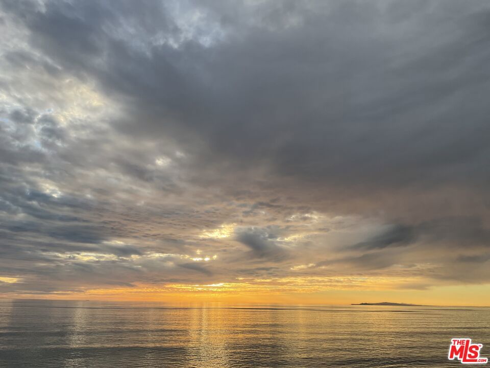 https://media.crmls.org/mediaz/bb7ca1bf-5a2a-4a51-8849-1eeb3cbf8e41.jpg?preset=X-Large