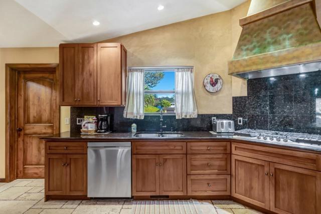 810 Altura Place, Del Rey Oaks CA: https://media.crmls.org/mediaz/bb7e9d3d-48b2-4a30-b44a-5a27899d24cc.jpg