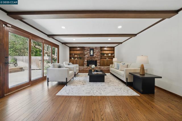 3938 Los Arabis Dr, Lafayette CA: https://media.crmls.org/mediaz/bb7ea29e-73bd-48ef-95de-a731ce0add46.jpg