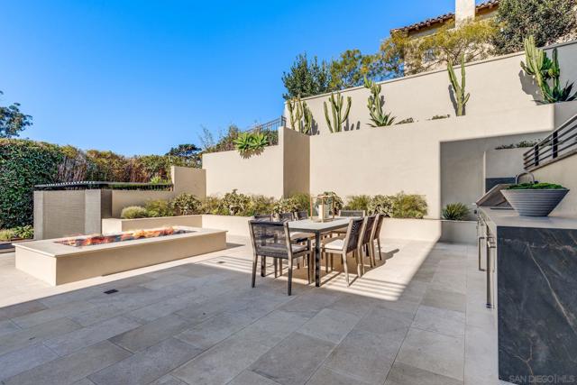 8070 La Jolla Scenic Dr N, La Jolla CA: https://media.crmls.org/mediaz/bb7f7721-1557-4eba-b0bd-d84f0df2898b.jpg