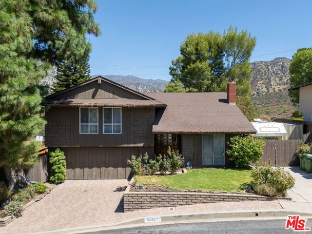 11585 Dellmont Dr, Tujunga, CA 91042