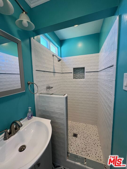 560 N Irving Boulevard, Los Angeles CA: https://media.crmls.org/mediaz/bb810c12-1f95-4d67-96e2-529f3dc44ab8.jpg