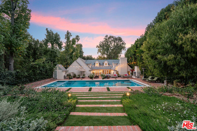 4714 Balboa Avenue, Encino CA: https://media.crmls.org/mediaz/bb8172c3-bba5-41ca-8242-6245e10e6f62.jpg