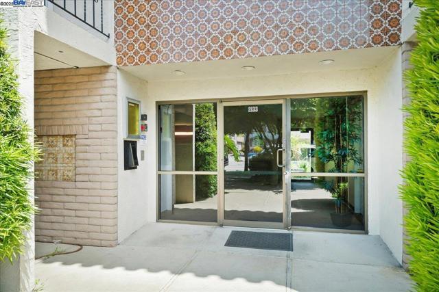 2133 Santa Clara Ave, Alameda CA: https://media.crmls.org/mediaz/bb82c0fb-d448-486b-950e-72a141ecf1cd.jpg