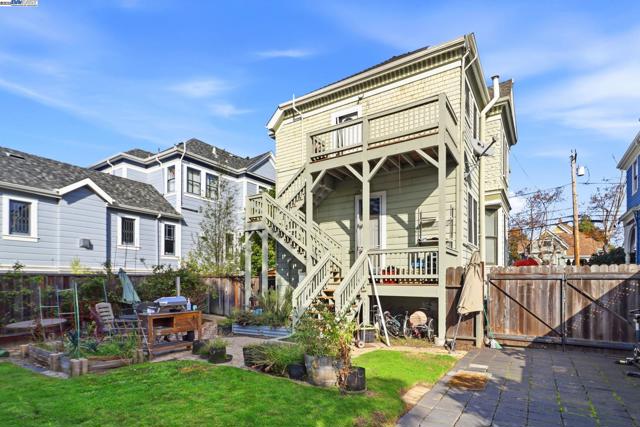 1822 San Antonio Ave, Alameda CA: https://media.crmls.org/mediaz/bb845c55-cd52-4299-b9ea-5b7cb6388485.jpg