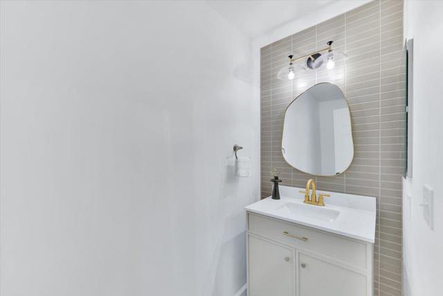 401 Baltic Circle,  CA: https://media.crmls.org/mediaz/bb847dd5-cd01-40e1-a09d-955ac946e5c8.jpg