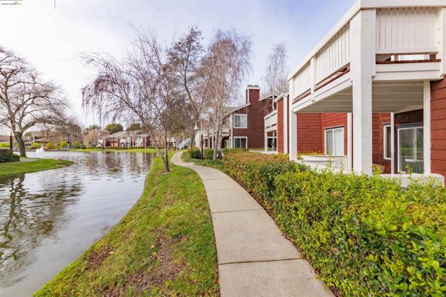 227 Marina Lakes Dr, Richmond CA: https://media.crmls.org/mediaz/bb853fec-0b49-460c-89a8-6b73ba1b90dd.jpg