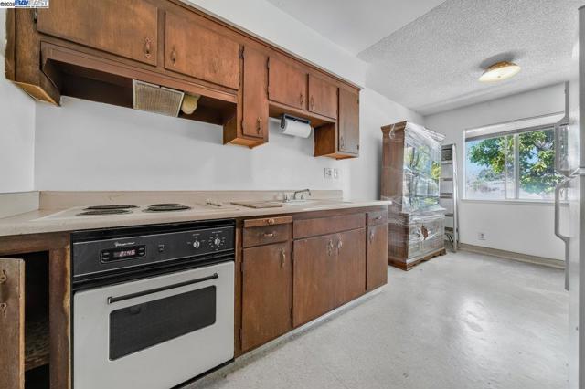 1738 7Th St, Berkeley CA: https://media.crmls.org/mediaz/bb85897f-d21d-44e0-a6ba-1a21b2c455a5.jpg
