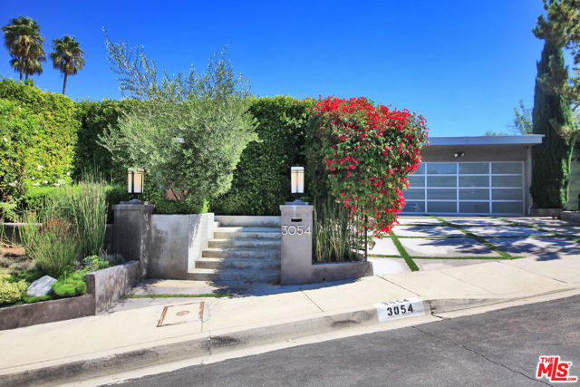 3054 Elvido Drive, Los Angeles CA: https://media.crmls.org/mediaz/bb85a36c-18c7-4d34-96bc-542570a9aa5b.jpg