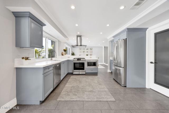 5308 Ambridge Drive, Calabasas CA: https://media.crmls.org/mediaz/bb87bbe6-091a-45eb-9fca-469c909c7630.jpg