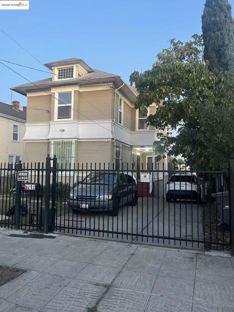 2212 17Th Ave, Oakland CA: https://media.crmls.org/mediaz/bb87deb5-0669-4226-a722-e539dd37f12b.jpg