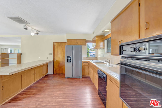 9855 Emperor Avenue, Arcadia CA: https://media.crmls.org/mediaz/bb88d60d-f6ea-4aaa-9e78-69e826e17ab0.jpg