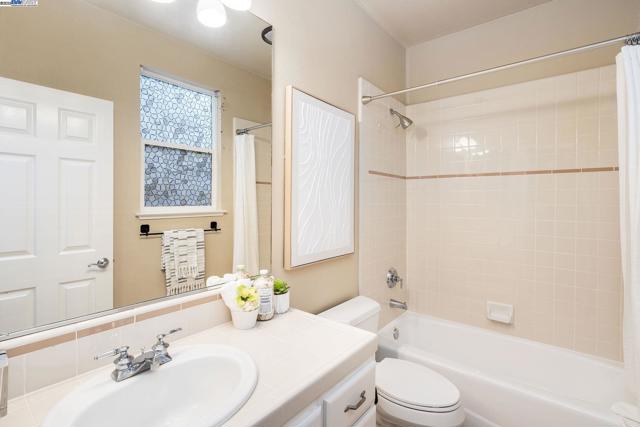 10828 Inspiration Cir, Dublin CA: https://media.crmls.org/mediaz/bb8b11c8-138f-43bd-a799-bc8f79b26deb.jpg