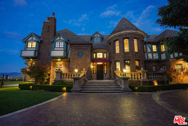 19000 Dorlon Drive, Tarzana CA: https://media.crmls.org/mediaz/bb8b5865-c01f-4970-9e8f-9443eea9bea2.jpg